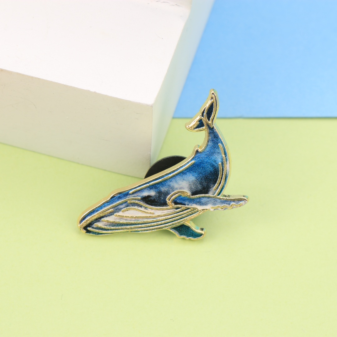 Gradient Blue Whale Enamel Pin - Embroidery Whale 评论和价格