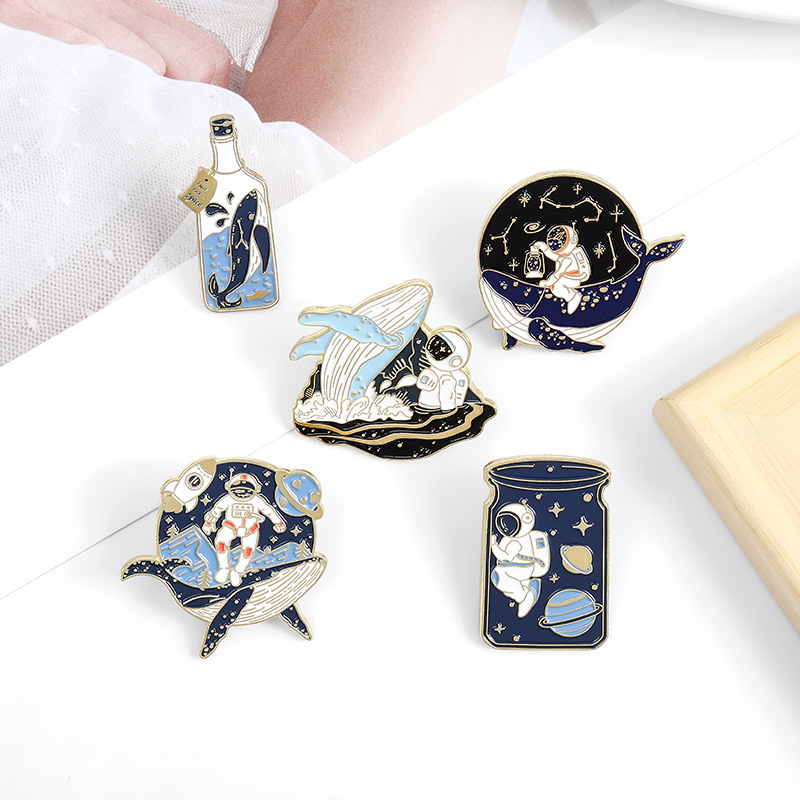 Whale Astronaut Drifting Bottl - Embroidery Whale 评论和价格